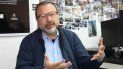 El ganador del Premio Rómulo Gallegos en 2009 ha tenido que plasmar en la literatura una tradición oral que es el timón de una obra en la que aspira a utilizar un lenguaje mucho más directo. El ganador del Premio Rómulo Gallegos en 2009 ha tenido que plasmar en la literatura una tradición oral que es el timón de una obra en la que aspira a utilizar un lenguaje mucho más directo.