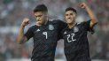 Raúl Jiménez (i) y Uriel Antuna (d) de México celebran su anotación ante Cuba durante su partido de la Copa de Oro entre Cuba y México en el Rose Bowl en Pasadena, California. Raúl Jiménez (i) y Uriel Antuna (d) de México celebran su anotación ante Cuba durante su partido de la Copa de Oro entre Cuba y México en el Rose Bowl en Pasadena, California.