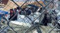 Fotografía cedida este jueves por el profesor Neal Rosendorf, de la Universidad del estado de Nuevo México, quien comparó con un campo de concentración la situación de los migrantes que descubrió detenidos a la intemperie cerca del puente internacional Paso del Norte en El Paso, Texas (EEUU). Fotografía cedida este jueves por el profesor Neal Rosendorf, de la Universidad del estado de Nuevo México, quien comparó con un campo de concentración la situación de los migrantes que descubrió detenidos a la intemperie cerca del puente internacional Paso del Norte en El Paso, Texas (EEUU).
