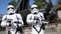 Star Wars cuenta una de las historias más antiguas del mundo: la del bien contra el mal. Por un lado, el imperio: un caballero oscuro con tropas sin rostro y sed de poder. Star Wars cuenta una de las historias más antiguas del mundo: la del bien contra el mal. Por un lado, el imperio: un caballero oscuro con tropas sin rostro y sed de poder.