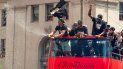 Tras las estampidas se vació una cuarta parte de la superficie de la plaza Nathan Phillips Square, donde se había instalado un escenario en el que los integrantes de los Toronto Raptors se dirigieron a sus seguidores, que abarrotaban el lugar. Tras las estampidas se vació una cuarta parte de la superficie de la plaza Nathan Phillips Square, donde se había instalado un escenario en el que los integrantes de los Toronto Raptors se dirigieron a sus seguidores, que abarrotaban el lugar.