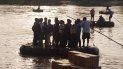 Un grupo de migrantes cruza el río Suchiate en balsa desde Guatemala hacia el estado de Chiapas, en México. Un grupo de migrantes cruza el río Suchiate en balsa desde Guatemala hacia el estado de Chiapas, en México.