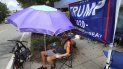 Ray Renaud, de Daytona Beach, Florida, se cubre con una sombrilla mientras simpatizantes del presidente Donald Trump acampan frente al Amway Center el lunes 17 de junio de 2019, antes de un evento para dar inicio a la campaña de reelección 2020 en Orlando, Florida. Ray Renaud, de Daytona Beach, Florida, se cubre con una sombrilla mientras simpatizantes del presidente Donald Trump acampan frente al Amway Center el lunes 17 de junio de 2019, antes de un evento para dar inicio a la campaña de reelección 2020 en Orlando, Florida.