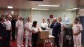 El vicepresidente de EEUU, Mike Pence, habla a la tripulación del buque hospital USNS Confort el 18 de junio de 2019 en el puerto de Miami. El vicepresidente de EEUU, Mike Pence, habla a la tripulación del buque hospital USNS Confort el 18 de junio de 2019 en el puerto de Miami.