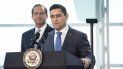En primer plano, el embajador de Venezuela en Washington, Carlos Vecchio. En segundo plano, el secretario de salud, Alex Michael Azar. En primer plano, el embajador de Venezuela en Washington, Carlos Vecchio. En segundo plano, el secretario de salud, Alex Michael Azar.