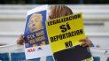 Fotografia de archivo de una mujer que sostiene un cartel en contra de la deportación de inmigrantes en EEUU. Fotografia de archivo de una mujer que sostiene un cartel en contra de la deportación de inmigrantes en EEUU.