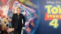 Para Hanks, ponerle voz a Toy Story ha sido un regalo que ha perdurado a lo largo de casi 30 años desde que en 1991 le propusieron dar vida al entrañable vaquero en su versión original en inglés. Para Hanks, ponerle voz a Toy Story ha sido un regalo que ha perdurado a lo largo de casi 30 años desde que en 1991 le propusieron dar vida al entrañable vaquero en su versión original en inglés.