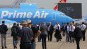 Visitantes pasan junto a un Boeing 737-800 BCF de Amazon Prime Air en la Feria Aérea de París el martes, 18 de junio, en Le Bouget. Visitantes pasan junto a un Boeing 737-800 BCF de Amazon Prime Air en la Feria Aérea de París el martes, 18 de junio, en Le Bouget.