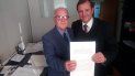 El diputado chileno (der.) Luis Pardo enseña el texto del proyecto que propone apoyar un tribunal para el enjuiciamiento del régimen castrista. A su lado, el opositor cubano Luis Zúñiga El diputado chileno (der.) Luis Pardo enseña el texto del proyecto que propone apoyar un tribunal para el enjuiciamiento del régimen castrista. A su lado, el opositor cubano Luis Zúñiga