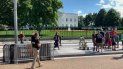 Una oficial de la Policía se acerca a un grupo de personas que se toman fotos frente a la Casa Blanca, en Washington, el 19 de junio de 2019. Una oficial de la Policía se acerca a un grupo de personas que se toman fotos frente a la Casa Blanca, en Washington, el 19 de junio de 2019.