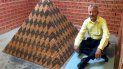 Captura de un video de la cuenta Penny Building Fool en YouTube donde se observa a Cory Nielsen, de 55 años, junto a su pirámide nombrada Cooper Beast (Bestia de cobre) que creó con 1.030.315 monedas de un centavo de dólar, conocidas en Estados Unidos con el nombre de penny. Captura de un video de la cuenta Penny Building Fool en YouTube donde se observa a Cory Nielsen, de 55 años, junto a su pirámide nombrada Cooper Beast (Bestia de cobre) que creó con 1.030.315 monedas de un centavo de dólar, conocidas en Estados Unidos con el nombre de penny.