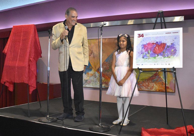 Mario Ernesto S&aacute;nchez y Julissa, junto al afiche que cre&oacute; la peque&ntilde;a. 