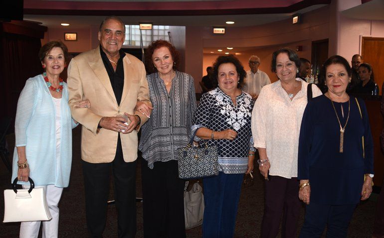 <p>Rosa Sueiro, Mario Ernesto S&aacute;nchez y Zuly Montero, junto a Tania Mart&iacute;, Carmen Teresa Zamora y Maril&uacute; Hern&aacute;ndez.</p>