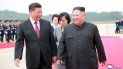 Fotografía cedida por la Agencia Central Norcoreana de Noticias (KCNA) que muestra al líder de Corea del Norte, Kim Jong-Un (der.), durante la bienvenida al presidente chino, Xi Jinping, en su visita de estado a Pyongyang. Fotografía cedida por la Agencia Central Norcoreana de Noticias (KCNA) que muestra al líder de Corea del Norte, Kim Jong-Un (der.), durante la bienvenida al presidente chino, Xi Jinping, en su visita de estado a Pyongyang.