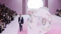 Como Vuitton, Dior apostó también por los colores pastel para la próxima temporada, empezando por el blanco y el rosa. Como Vuitton, Dior apostó también por los colores pastel para la próxima temporada, empezando por el blanco y el rosa.