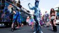 Purpurina en la piel, pelucas de colores y escuetas prendas de fantasía, a excepción de las brillantes colas de sirena que cubren algunas piernas, son elementos típicos de esta fiesta. Purpurina en la piel, pelucas de colores y escuetas prendas de fantasía, a excepción de las brillantes colas de sirena que cubren algunas piernas, son elementos típicos de esta fiesta.