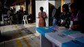 Una mujer vota en un centro de votación en el municipio indígena de San Juan Sacatepéquez, el 16 de junio de 2019 con motivo de las elecciones generales de Guatemala. Una mujer vota en un centro de votación en el municipio indígena de San Juan Sacatepéquez, el 16 de junio de 2019 con motivo de las elecciones generales de Guatemala.