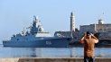 Un hombre toma fotos a un buque de la Marina de Guerra de Rusia a su llegada al puerto de La Habana. Un hombre toma fotos a un buque de la Marina de Guerra de Rusia a su llegada al puerto de La Habana.