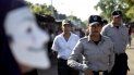Custodios de un centro de detención en Managua vigilan a manifestantes que exigen la libertad de los presos políticos del régimen de Daniel Ortega. Custodios de un centro de detención en Managua vigilan a manifestantes que exigen la libertad de los presos políticos del régimen de Daniel Ortega.