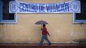 Un hombre camina bajo la lluvia rumbo a un centro de votación durante las elecciones generales en Antigua, Guatemala, el domingo 16 de junio de 2019. Un hombre camina bajo la lluvia rumbo a un centro de votación durante las elecciones generales en Antigua, Guatemala, el domingo 16 de junio de 2019.