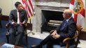 El senador Marco Rubio conversa con el comisario venezolano Ivan Simonovis. El senador Marco Rubio conversa con el comisario venezolano Ivan Simonovis.