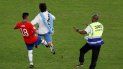 Pese a que el árbitro no castigó a Jara por la polémica acción, cabe la posibilidad de que la Conmebol actúe de oficio para sancionarlo. Pese a que el árbitro no castigó a Jara por la polémica acción, cabe la posibilidad de que la Conmebol actúe de oficio para sancionarlo.