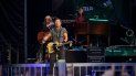 En esta lista, el disco Western Stars de Bruce Springsteen está en el puesto 18 en su primera semana, constatando una vez más la diferencia de preferencias del público en función del formato físico o digital. En esta lista, el disco Western Stars de Bruce Springsteen está en el puesto 18 en su primera semana, constatando una vez más la diferencia de preferencias del público en función del formato físico o digital.
