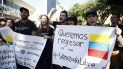 La manifestación, a la cual acudieron cerca de cien personas vestidas con camisetas negras, fue convocada por la Red Latinoamericana de Jóvenes por la Democracia que llegaron a las afueras del centro de convenciones Plaza Mayor llevando banderas venezolanas. La manifestación, a la cual acudieron cerca de cien personas vestidas con camisetas negras, fue convocada por la Red Latinoamericana de Jóvenes por la Democracia que llegaron a las afueras del centro de convenciones Plaza Mayor llevando banderas venezolanas.