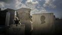 Tumbas decoradas con la estrella de David y una a la que le falta la imagen de una persona, en el cementerio judío de Guanabacoa, en el este de La Habana, Cuba, el 12 de junio de 2019. Tumbas decoradas con la estrella de David y una a la que le falta la imagen de una persona, en el cementerio judío de Guanabacoa, en el este de La Habana, Cuba, el 12 de junio de 2019.