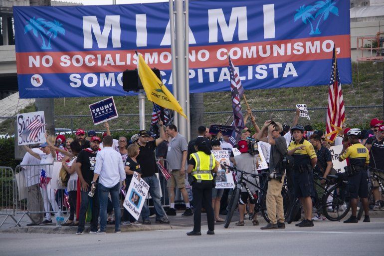 Decenas de personas sostienen pancartas en las inmediaciones del Adrienne Arsht Center, en Miami, previo al debate demócrata de este 26 de junio de 2019.
