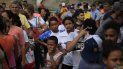 Migrantes de distintos países, incluyendo Honduras, Cuba, Venezuela y Nicaragua, hacen fila para recibir alimentos donados por voluntarios de Estados Unidos, al pie de un puente que cruza a Brownsville, Texas, en el centro de Matamoros, en el estado de Tamaulipas, México. Migrantes de distintos países, incluyendo Honduras, Cuba, Venezuela y Nicaragua, hacen fila para recibir alimentos donados por voluntarios de Estados Unidos, al pie de un puente que cruza a Brownsville, Texas, en el centro de Matamoros, en el estado de Tamaulipas, México.