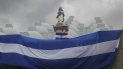 Un joven enmascarado sostiene una bandera de Nicaragua en una protesta contra la represión del régimen de Daniel Ortega, en Managua, el 30 de mayo de 2019. Un joven enmascarado sostiene una bandera de Nicaragua en una protesta contra la represión del régimen de Daniel Ortega, en Managua, el 30 de mayo de 2019.