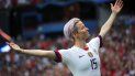 Megan Rapinoe, de la selección de EEUU, celebra después de anotar un gol contra Fracia, en el partido de cuartos de final contra el equipo de Francia, en París. Megan Rapinoe, de la selección de EEUU, celebra después de anotar un gol contra Fracia, en el partido de cuartos de final contra el equipo de Francia, en París.