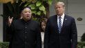 Fotografía de archivo fechada el 28 de febrero de 2019 del presidente Donald Trump (der.), y el líder norcoreano, Kim Jong-un, tras una reunión en el hotel Sofitel Legend Metropole de Hanói, Vietnam. Fotografía de archivo fechada el 28 de febrero de 2019 del presidente Donald Trump (der.), y el líder norcoreano, Kim Jong-un, tras una reunión en el hotel Sofitel Legend Metropole de Hanói, Vietnam.