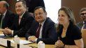 El canciller chileno Roberto Ampuero, izquierda, su homólogo peruano Nestor Popolizio, y la canciller canadiense Chrystia Freeland, miembros del Grupo de Lima, son fotografiados antes de una reunión en Naciones Unidas el lunes 3 de junio de 2019. El canciller chileno Roberto Ampuero, izquierda, su homólogo peruano Nestor Popolizio, y la canciller canadiense Chrystia Freeland, miembros del Grupo de Lima, son fotografiados antes de una reunión en Naciones Unidas el lunes 3 de junio de 2019.