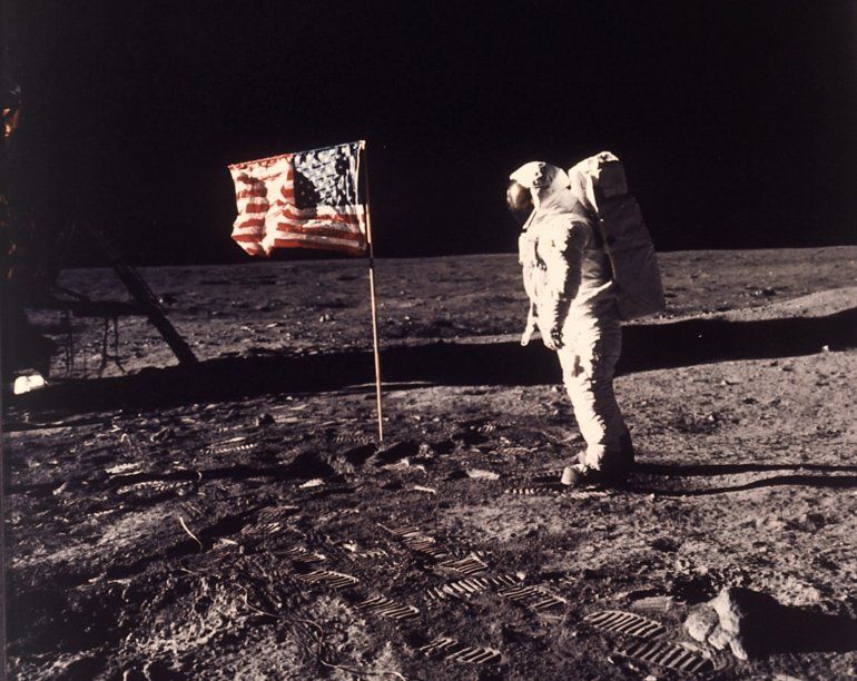 Imagen proporcionada por la NASA del astronauta Buzz Aldrin, junto a la bandera estadounidense, en la Luna durante la misión Apolo 11 el 20 de julio de 1969.