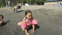 Milana Acuña, de 5 años, juega con el lodo en la playa en el lago Goose mientras su padre, Manny Acuña, la observa el viernes 5 de julio de 2019, en Anchorage, Alaska. El estado está inmerso en una ola de calor. Milana Acuña, de 5 años, juega con el lodo en la playa en el lago Goose mientras su padre, Manny Acuña, la observa el viernes 5 de julio de 2019, en Anchorage, Alaska. El estado está inmerso en una ola de calor.