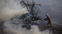 Un soldado israelí combate un incendio causado por un dispositivo incendiario lanzado desde la Franja de Gaza, cerca de la valla que separa Israel de Gaza, el lunes 24 de junio de 2019. Un soldado israelí combate un incendio causado por un dispositivo incendiario lanzado desde la Franja de Gaza, cerca de la valla que separa Israel de Gaza, el lunes 24 de junio de 2019.