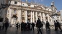 Fotografía de archivo fechada el 24 de abril de 2019 del papa Francisco en la Plaza San Pedro, en el Vaticano. Fotografía de archivo fechada el 24 de abril de 2019 del papa Francisco en la Plaza San Pedro, en el Vaticano.