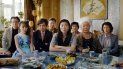 The Farewell recibió una clasificación PG (que sugiere cierta orientación de los padres) de la Asociación Cinematográfica de Estados Unidos por su material temático, breve lenguaje soez y algo de fumadores. The Farewell recibió una clasificación PG (que sugiere cierta orientación de los padres) de la Asociación Cinematográfica de Estados Unidos por su material temático, breve lenguaje soez y algo de fumadores.