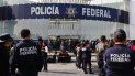 Agentes policiales hacen huelga en un comando de la Policía Federal en Ciudad de México. Agentes policiales hacen huelga en un comando de la Policía Federal en Ciudad de México.