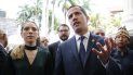 El presidente encargado de Venezuela, Juan Guaidó (der.) y su esposa, Fabiana Rosales, llegan a la sede de la Asamblea Nacional el 5 de julio de 2019. El presidente encargado de Venezuela, Juan Guaidó (der.) y su esposa, Fabiana Rosales, llegan a la sede de la Asamblea Nacional el 5 de julio de 2019.