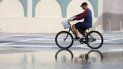 Fotografía de archivo del 9 de octubre de 2018 de un ciclista pasando frente a un área inundada en Miami. Fotografía de archivo del 9 de octubre de 2018 de un ciclista pasando frente a un área inundada en Miami.