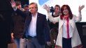 El candidato presidencial Alberto Fernández, a la izquierda y su compañera de formula y expresidenta Cristina Fernández, quien deberá responder ante la justicia por una red de sobornos a cambio de contratos de públicos. El candidato presidencial Alberto Fernández, a la izquierda y su compañera de formula y expresidenta Cristina Fernández, quien deberá responder ante la justicia por una red de sobornos a cambio de contratos de públicos.