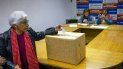 La profesora retirada Nora Zurita, de 91 años, deposita su voto sobre si continuar o no la huelga de maestros de escuelas públicas iniciada más de un mes antes, en Santiago de Chile, La profesora retirada Nora Zurita, de 91 años, deposita su voto sobre si continuar o no la huelga de maestros de escuelas públicas iniciada más de un mes antes, en Santiago de Chile,