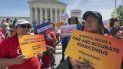 Fotografía fechada el 23 de abril del 2019 de un grupo de activistas de inmigración en las afueras de la Corte Suprema en Washington que protestan contra el plan del Gobierno de Donald Trump de preguntar sobre ciudadanía en el Censo 2020. Fotografía fechada el 23 de abril del 2019 de un grupo de activistas de inmigración en las afueras de la Corte Suprema en Washington que protestan contra el plan del Gobierno de Donald Trump de preguntar sobre ciudadanía en el Censo 2020.