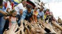 Juan Guaidó, presidente encargado de Venezuela, saluda a sus partidarios durante una visita al estado Barinas, el 1 de junio de 2019. Juan Guaidó, presidente encargado de Venezuela, saluda a sus partidarios durante una visita al estado Barinas, el 1 de junio de 2019.