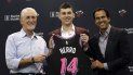 Pat Riley, a la izquierda, y el entrenador en jefe Erik Spoelstra, a la derecha, durante una conferencia de prensa en la presentación del jugador Tyler Herro. Pat Riley, a la izquierda, y el entrenador en jefe Erik Spoelstra, a la derecha, durante una conferencia de prensa en la presentación del jugador Tyler Herro.