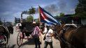 En esta foto del 14 de junio de 2019, los carruajes tirados por caballos utilizados para dar paseos a los turistas permanecen inactivos mientras los cocheros detienen su trabajo para participar en una manifestaci n organizada con el gobierno cubano en contra del art culo tres de la Ley Helms-Burton de 1996. En esta foto del 14 de junio de 2019, los carruajes tirados por caballos utilizados para dar paseos a los turistas permanecen inactivos mientras los cocheros detienen su trabajo para participar en una manifestaci n organizada con el gobierno cubano en contra del art culo tres de la Ley Helms-Burton de 1996.