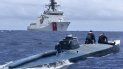 Fotografía fechada el 19 de junio del 2019 que muestra a tripulantes del barco Munro, de la Guardia Costera de los EEUU, inspeccionando un semisubmarino en aguas internacionales del océano Pacífico. Fotografía fechada el 19 de junio del 2019 que muestra a tripulantes del barco Munro, de la Guardia Costera de los EEUU, inspeccionando un semisubmarino en aguas internacionales del océano Pacífico.